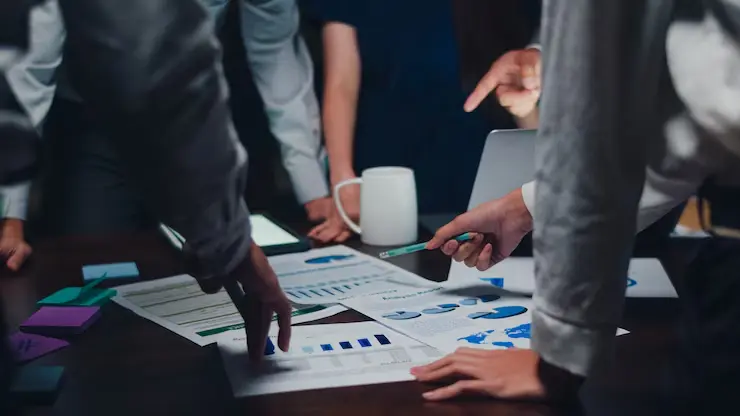 millennial-asia-businessmen-businesswomen-meeting-brainstorming-ideas-about-new-paperwork-project-colleagues-working-together-planning-success-strategy-enjoy-teamwork-small-modern-night-office_